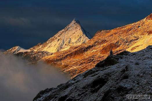 Bergspitze bei Schlechtwettersonnenaufgang im hinteren Zillertal