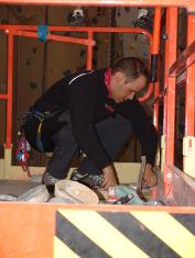 Auf dem Steiger der Kletterhalle Imst mit Schrauben und Klettergriffen.
